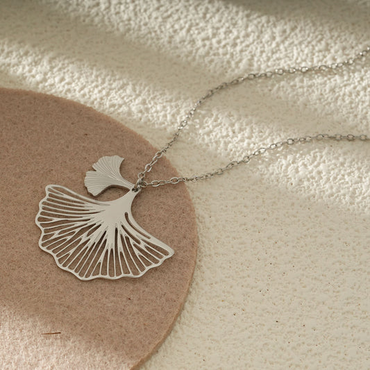 Collier Chaîne Fine Argentée Avec Double Feuille De Ginkgo