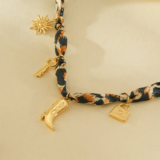 Collier tissu imprimé léopard pendentifs dorés botte