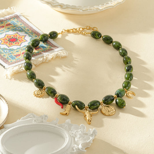 Collier résine verte marbré pendentifs cowboy