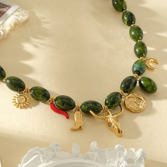 Collier résine verte marbré pendentifs cowboy