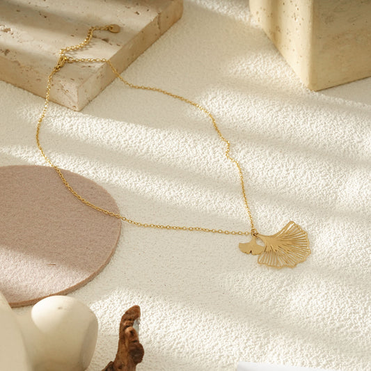 Collier Chaîne Fine Dorée Avec Double Feuille De Ginkgo