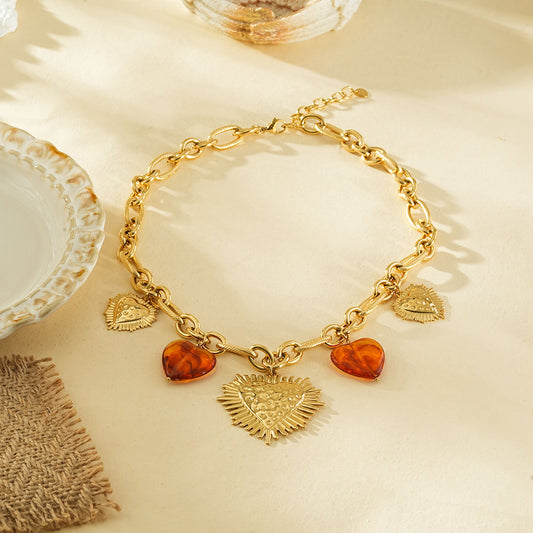 Collier chaîne dorée large cœurs ex-voto martelée et résine marron