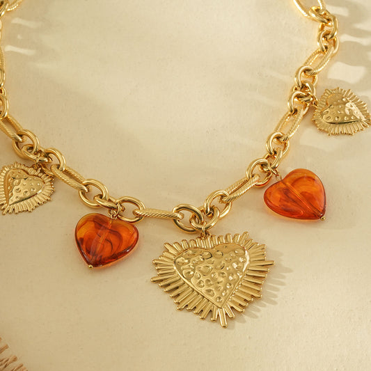 Collier chaîne dorée large cœurs ex-voto martelée et résine marron