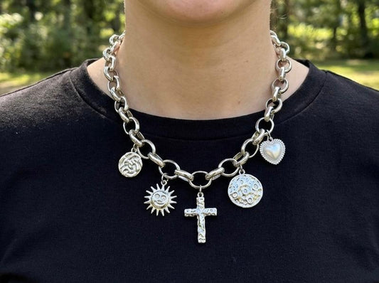 Collier chaîne argentée pendentifs martelés