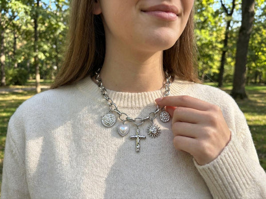 Collier chaîne argentée pendentifs martelés