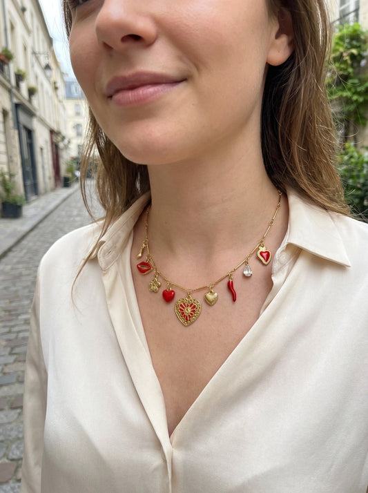 Collier doré à maillons bambou avec charms cœurs et lèvres