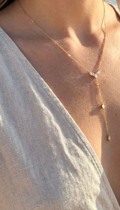 Collier et chaîne de dos dorés fines en Y orné de strass pendants