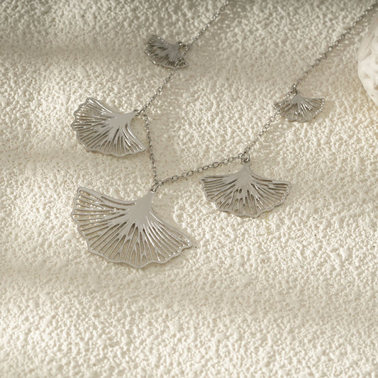 Collier Chaîne Fine Argentée Avec Breloques Feuilles De Ginkgo