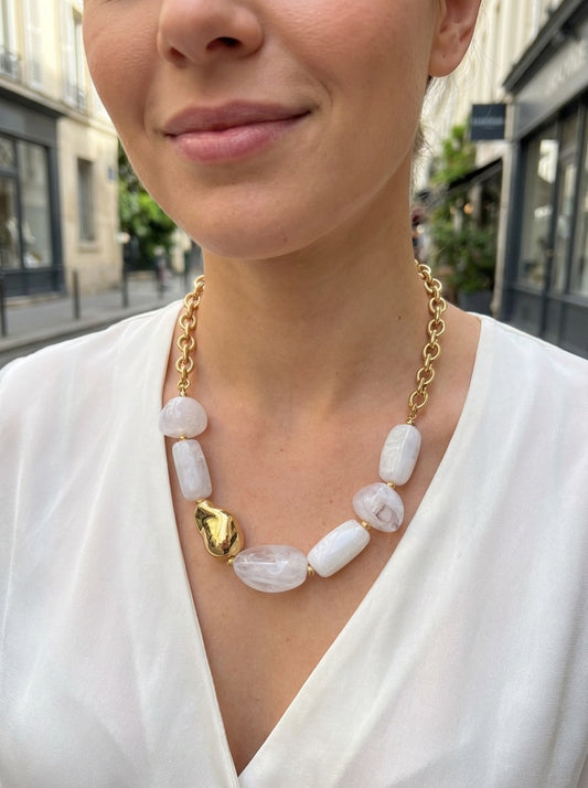 Collier doré résine translucide blanche marbrée variées