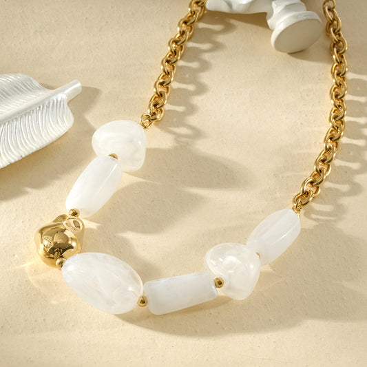 Collier doré résine translucide blanche marbrée variées