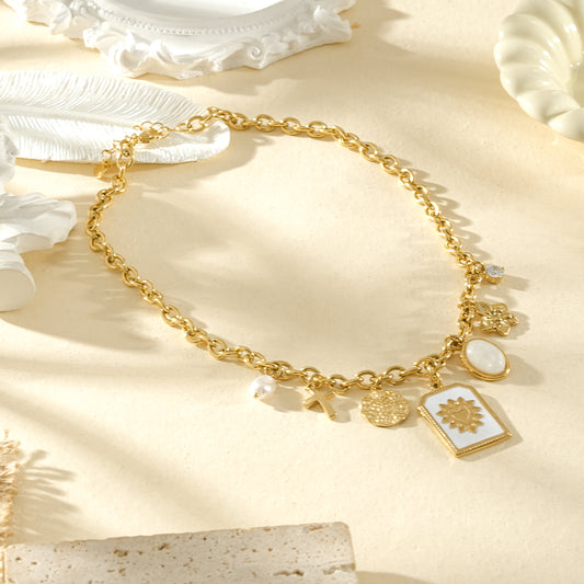 Collier doré à chaîne semi-épaisse avec charms et pendentif rectangle cœur