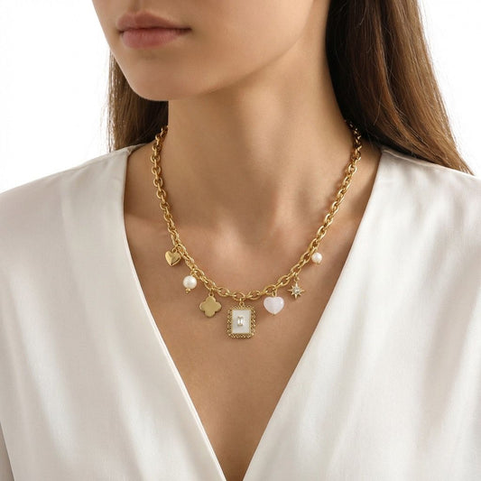 Collier doré à chaîne semi-épaisse orné de deux cœurs et de petites boules