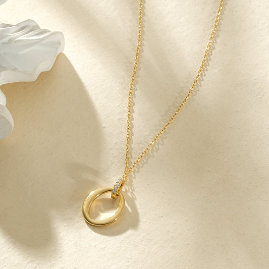 Collier fin doré orné d’ovales de tailles différentes et d’un ovale strassé