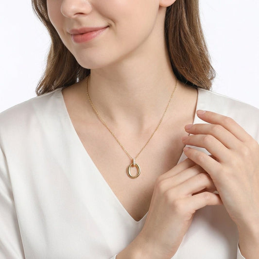 Collier fin doré orné d’ovales de tailles différentes et d’un ovale strassé