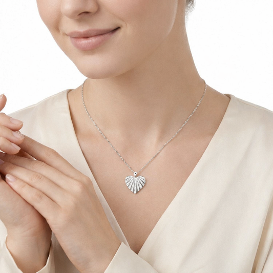 Collier à chaîne fine avec cœur pavé de strass