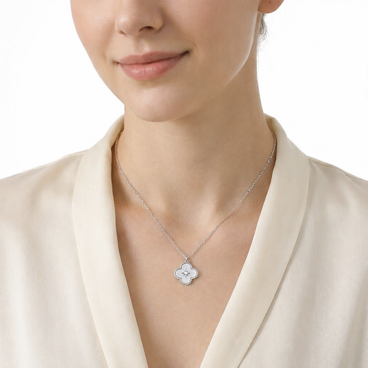 Collier fin avec un trèfle à quatre feuilles