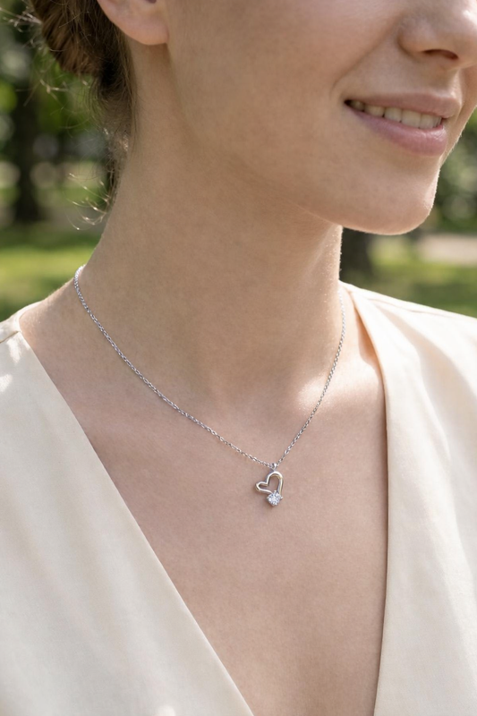 Collier fin cœur avec un strass