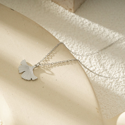 Collier Chaîne Fine Argentée Avec Pendentif Feuille De Ginkgo