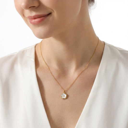 Collier fin pendentif fleur en résine délicate