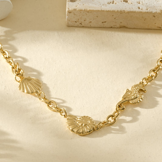 Collier doré pendentifs coquillage et hippocampe