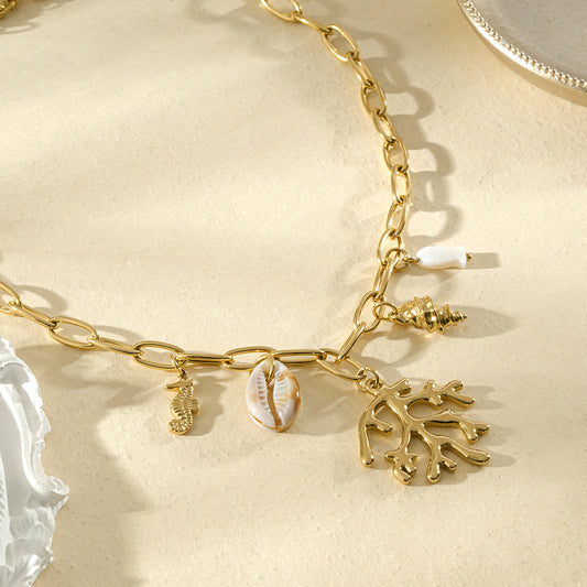 Collier doré pendentifs corail, cyprée et conque