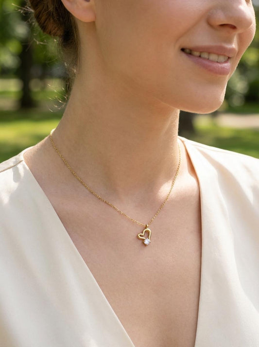 Collier fin cœur avec un strass