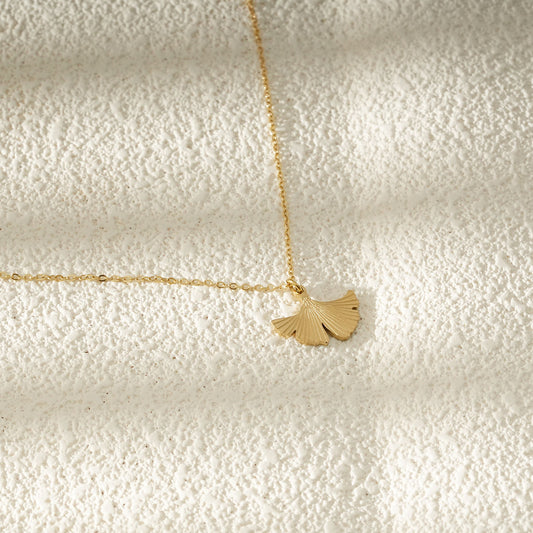 Collier Chaîne Fine Dorée Avec Pendentif Feuille De Ginkgo