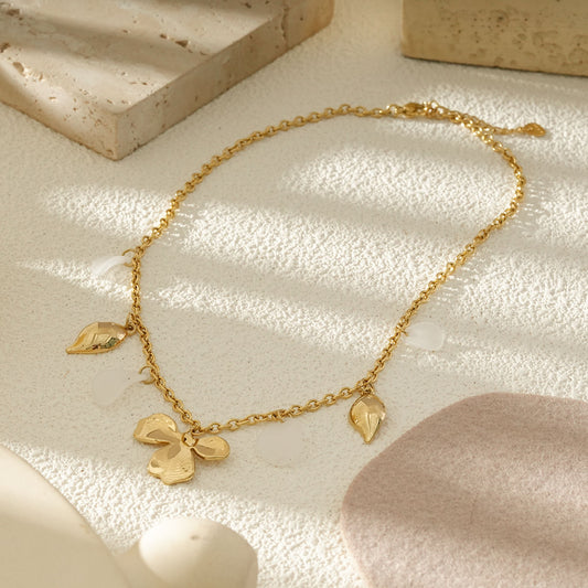 Collier Chaîne Dorée Avec Pendentif Pétale Et Gouttes Nacrées