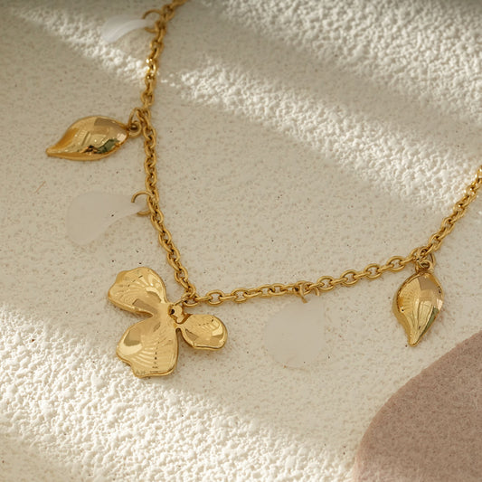Collier Chaîne Dorée Avec Pendentif Pétale Et Gouttes Nacrées