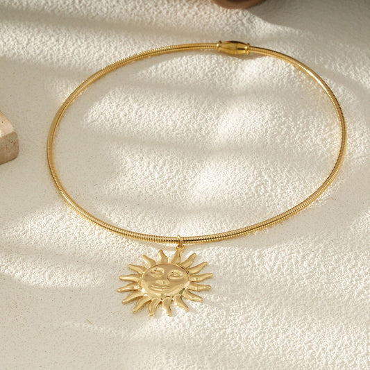 Collier Chaîne Maille Dorée Avec Pendentif Soleil