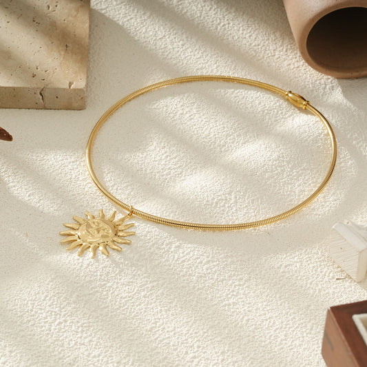 Collier Chaîne Maille Dorée Avec Pendentif Soleil