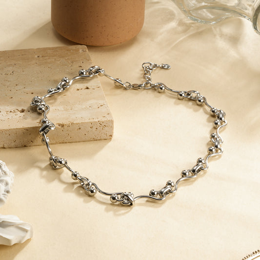 Collier Chaîne Argentée Maille Sinueuse et Boule Sphère Effet Brillant