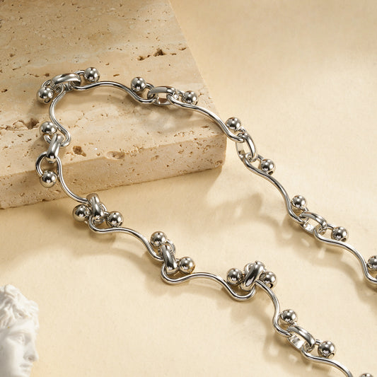 Collier Chaîne Argentée Maille Sinueuse et Boule Sphère Effet Brillant