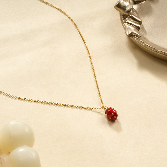 Collier chaîne fine dorée pendentif mini fraise