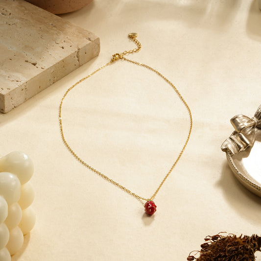 Collier chaîne fine dorée pendentif mini fraise