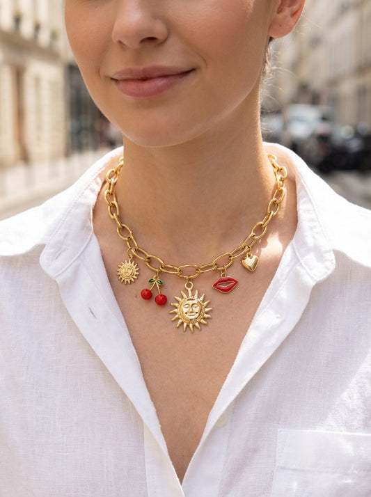 Collier chaîne dorée maillons breloques soleil et rouge