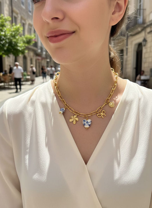 Collier chaîne dorée maillons fleur bleue