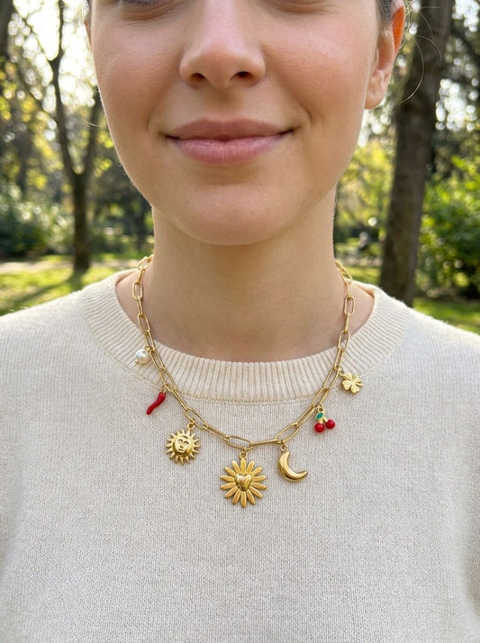 Collier chaîne dorée maillons breloques soleil lune