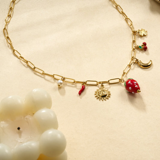 Collier chaîne dorée maillons 7 breloques fraises