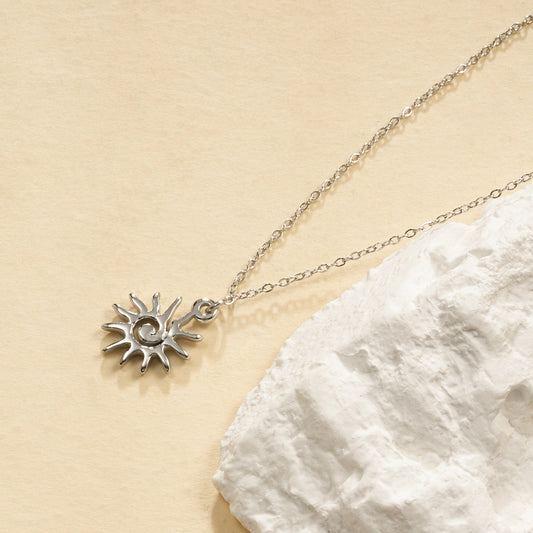 Collier chaîne argentée simple avec pendentif soleil spirale