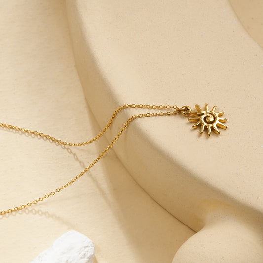 Collier chaîne dorée simple avec pendentif soleil spirale