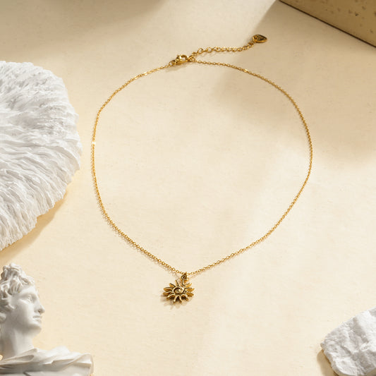 Collier chaîne dorée simple avec pendentif soleil spirale
