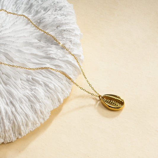 Collier chaîne dorée simple avec pendentif coquillage