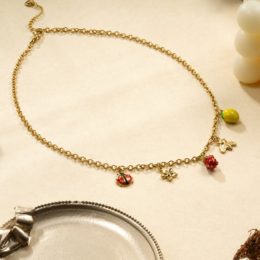 Collier chaîne dorée breloques fraise citron insectes