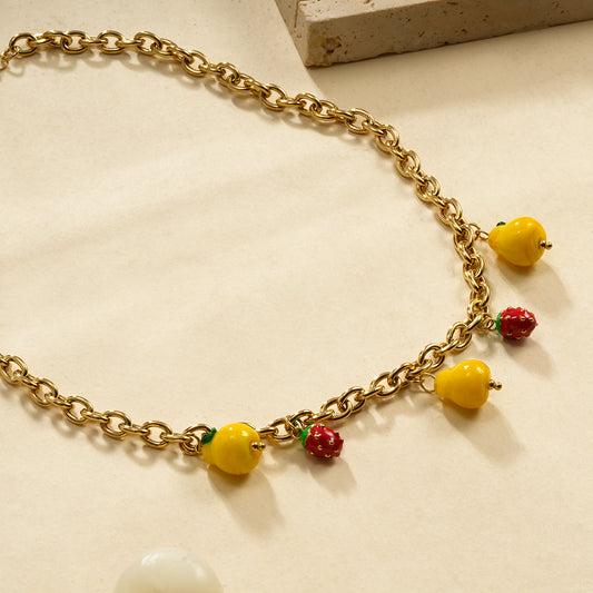 Collier chaîne dorée 2 fraises et 3 poires