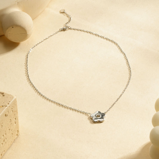 Collier chaîne fine avec fleur argenté rond