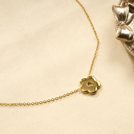 Collier chaîne fine dorée avec fleur 5 pétales