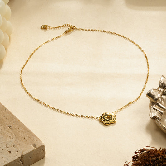 Collier chaîne fine dorée avec fleur 5 pétales