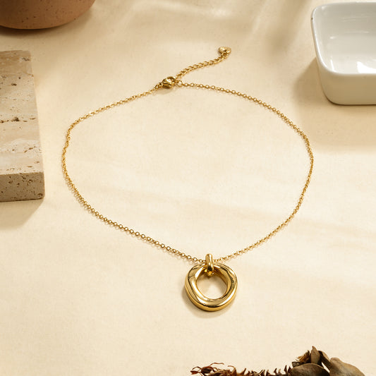 Collier doré ovale relief