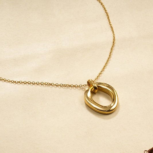 Collier doré ovale relief